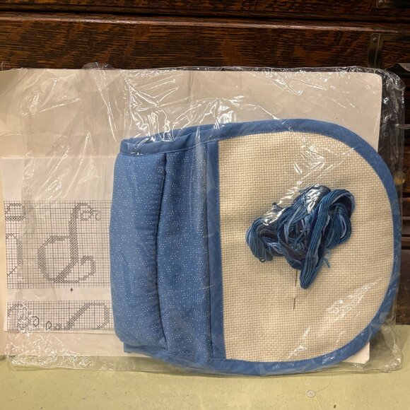 VTG 1985 Creative Circle Blue Armchair Sewing Caddy Cross Stitch Kit NOS - Picture 3 of 8